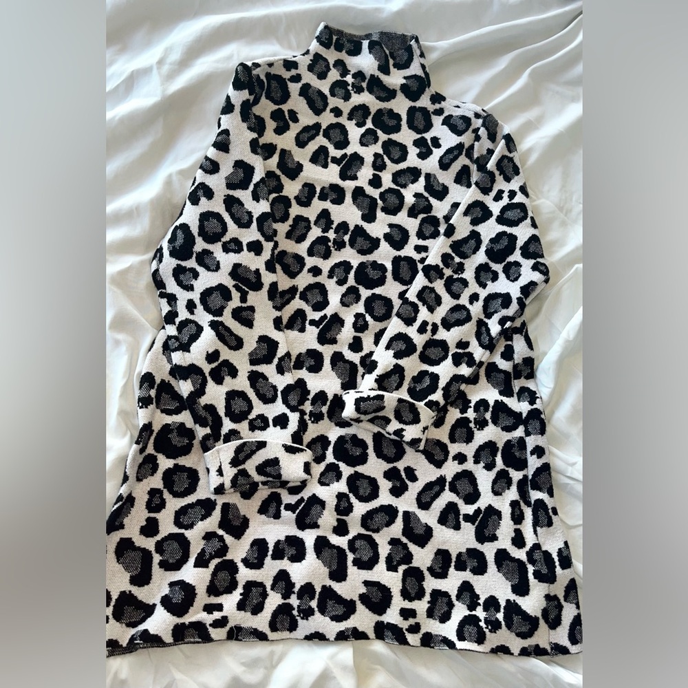 Women’s leopard print turtleneck with cuffed sleeves